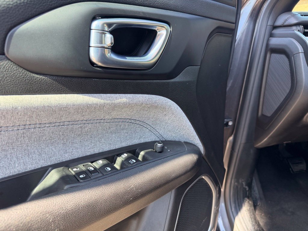 Used 2024  Jeep Latitude image 21