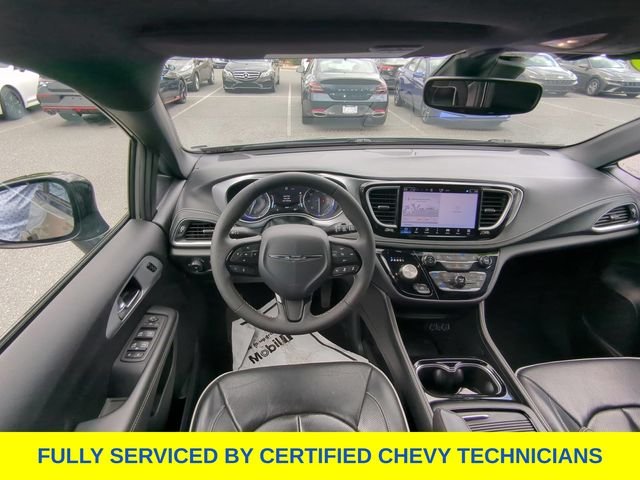 Used 2025 White Chrysler Limited image 41