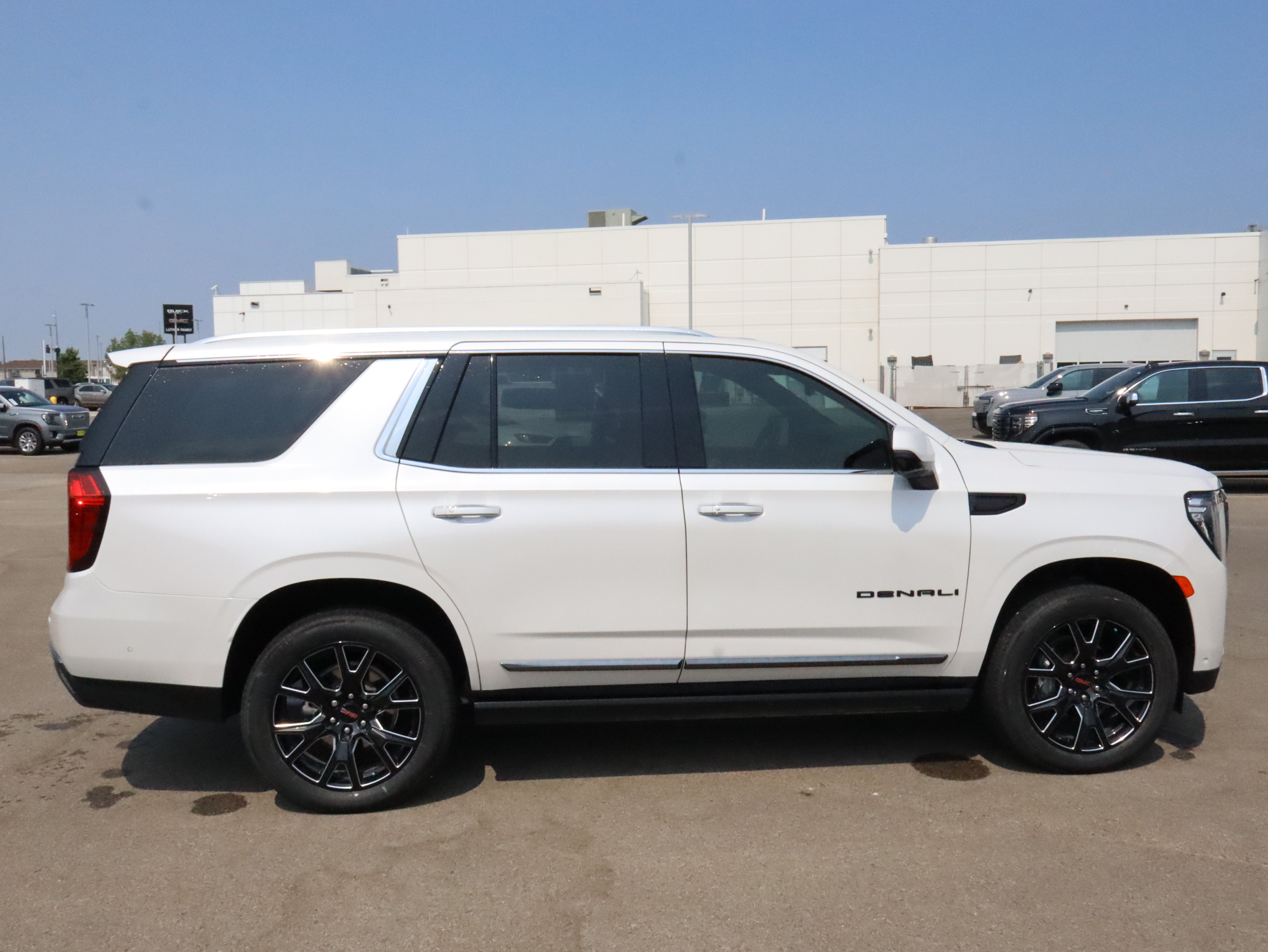 Used 2024 White Frost Tricoat GMC Denali Ultimate image 8
