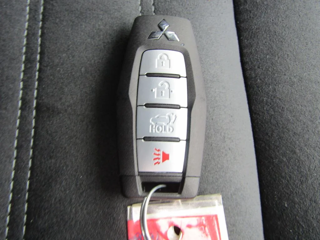 2025 Mitsubishi Outlander Plug-in Hybrid SE - Photo 36