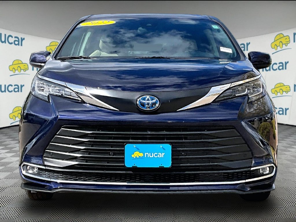 Used 2022  Toyota XLE image 2