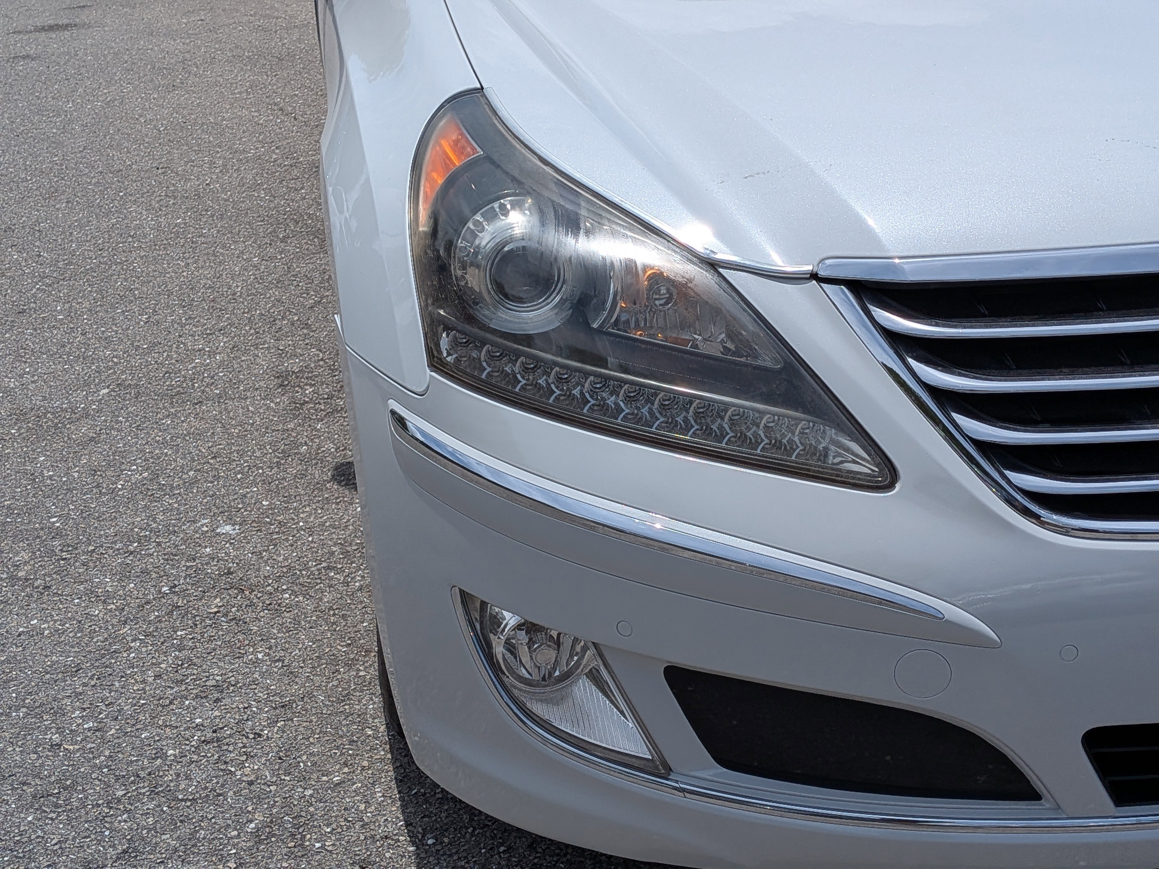 Used 2012 White Satin Pearl Hyundai Signature image 9