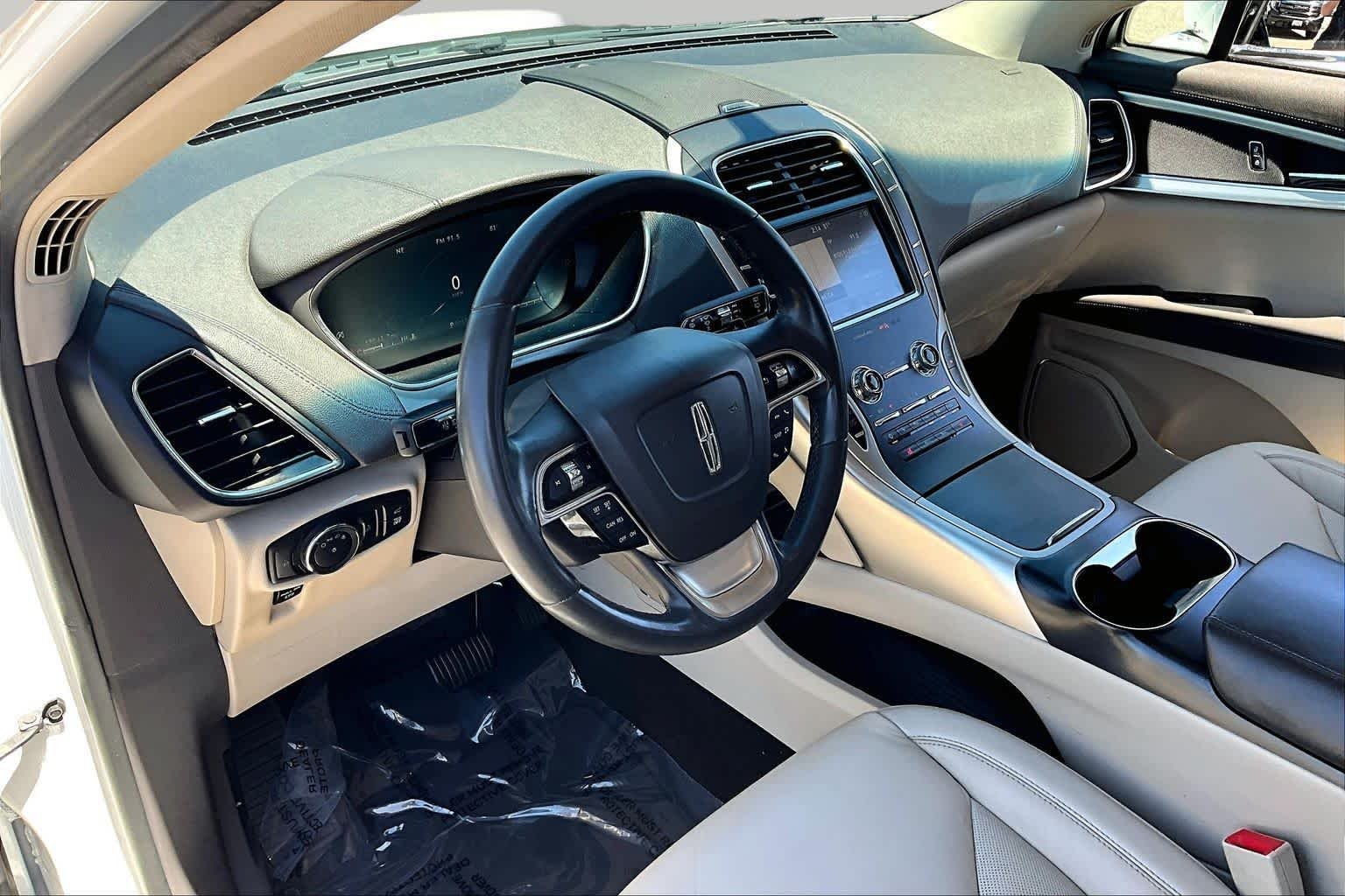 Used 2020 Pristine White Lincoln Standard image 16