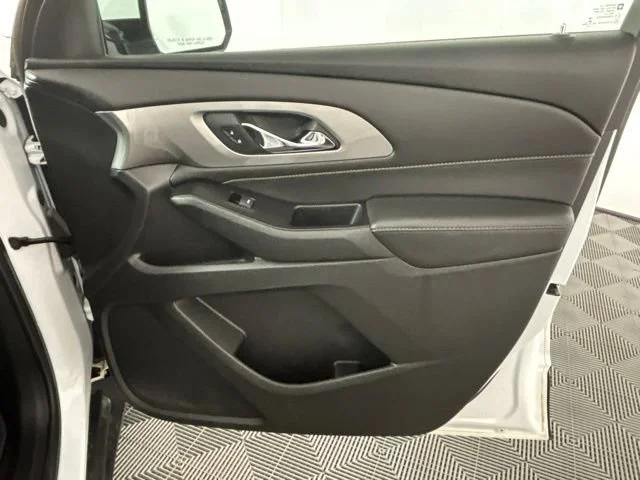 Used 2018 SUMMIT WHITE Chevrolet LT Cloth image 33