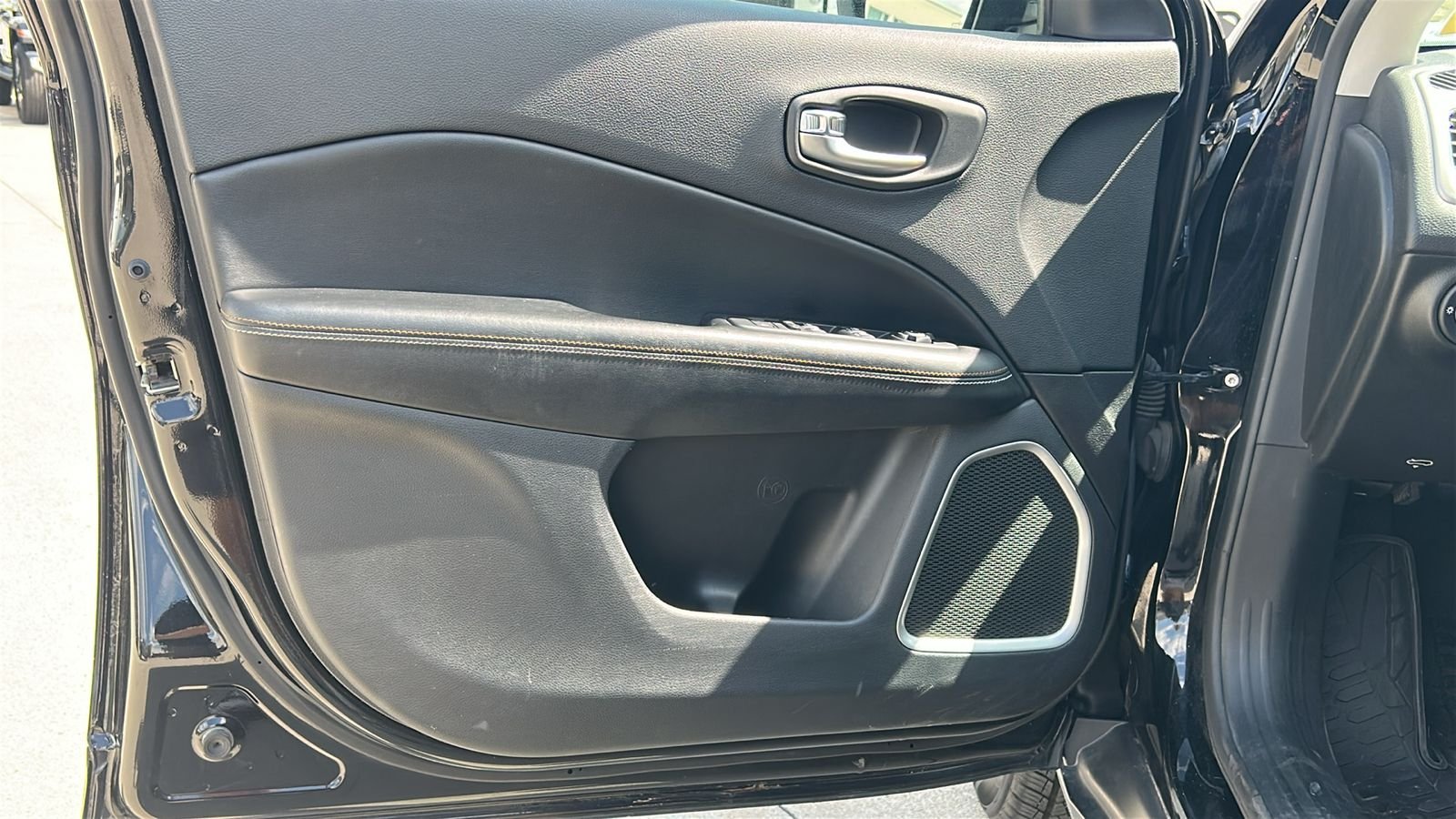 Used 2020 Black Jeep Latitude image 18