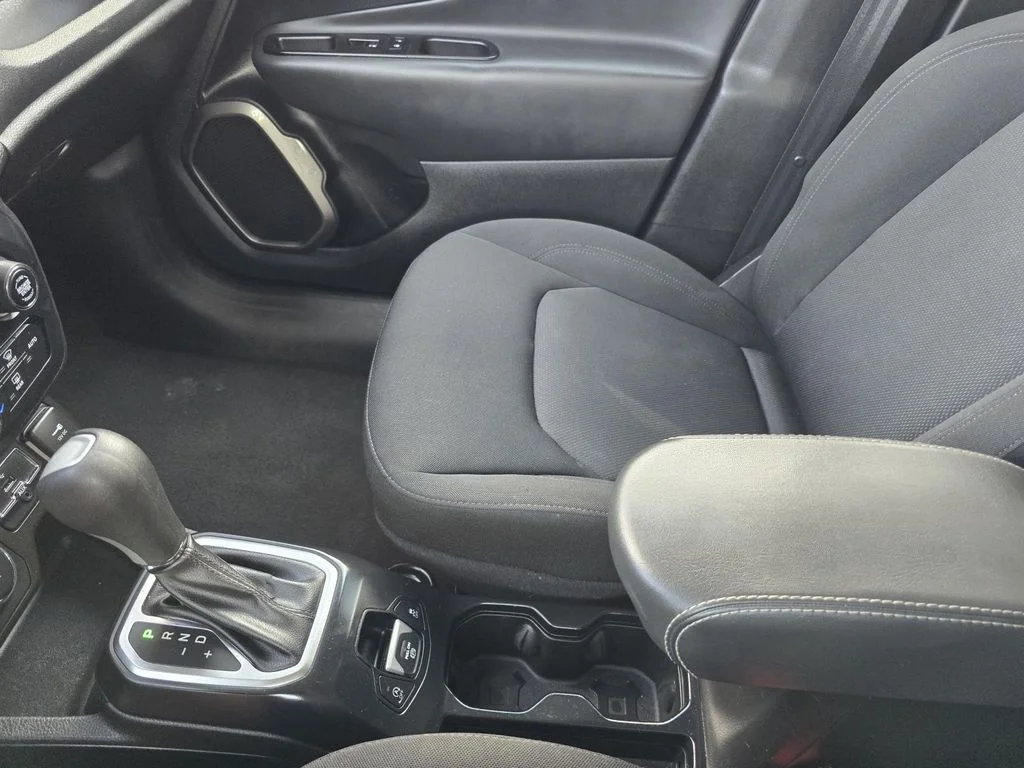 Used 2023 Slate Blue Pearlcoat Jeep Latitude image 16