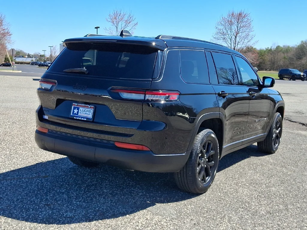 Used 2024 Diamond Black Crystal Pearlcoat Jeep Altitude image 11