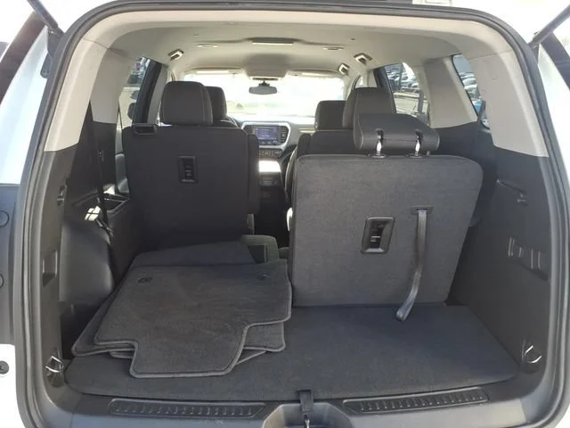 Used 2023 Summit White GMC SLE image 4