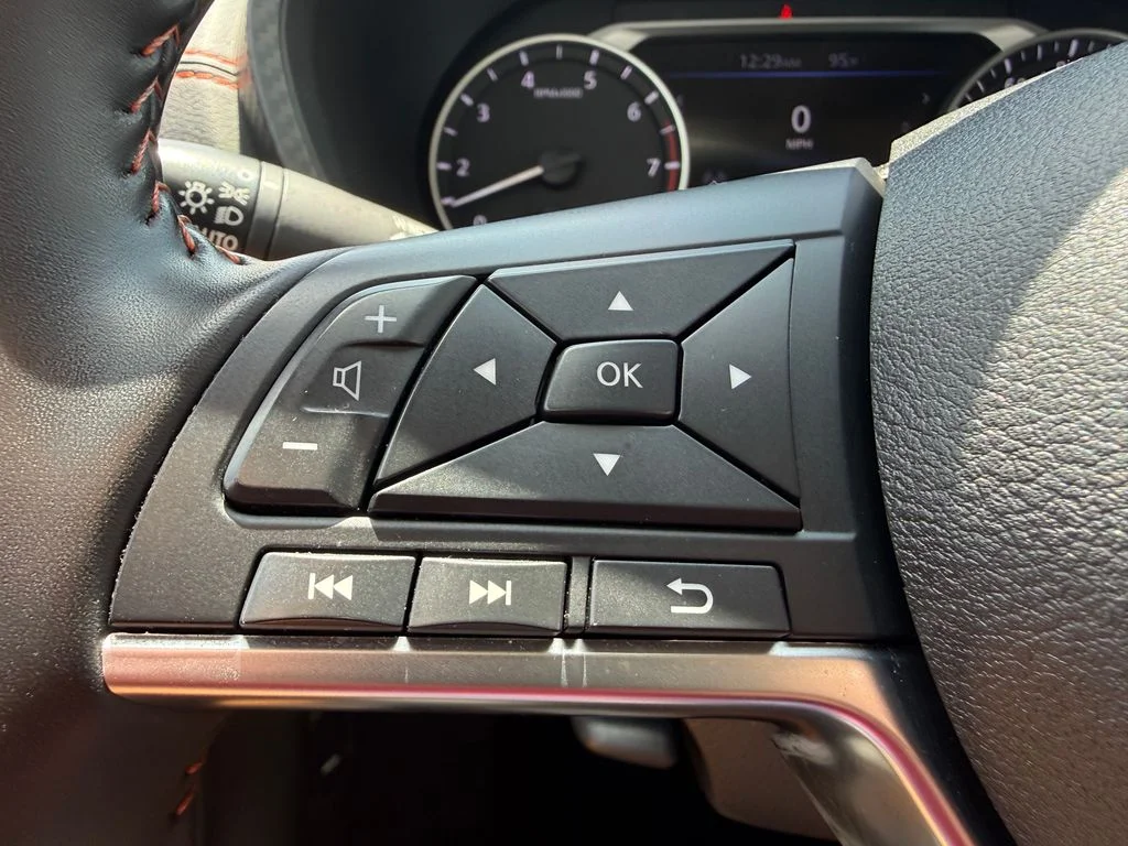 Used 2025 White Nissan SR image 18