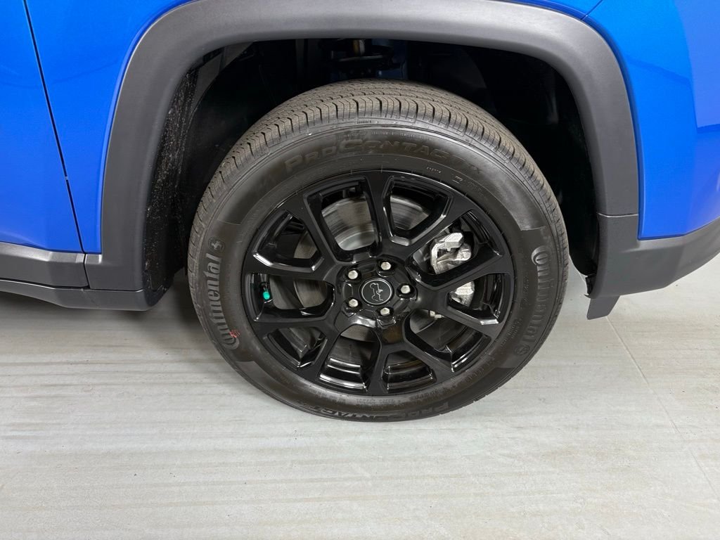 New 2026 Hydro Blue Pearl-Coat Exterior Paint Jeep Latitude image 10