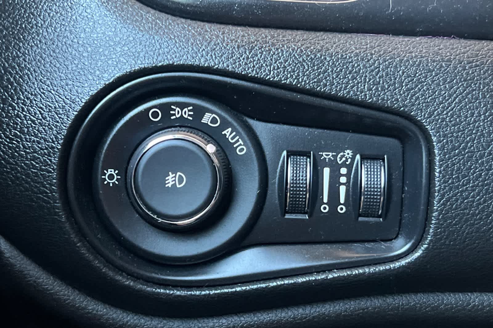 Used 2018 Solar Yellow Jeep Latitude image 29