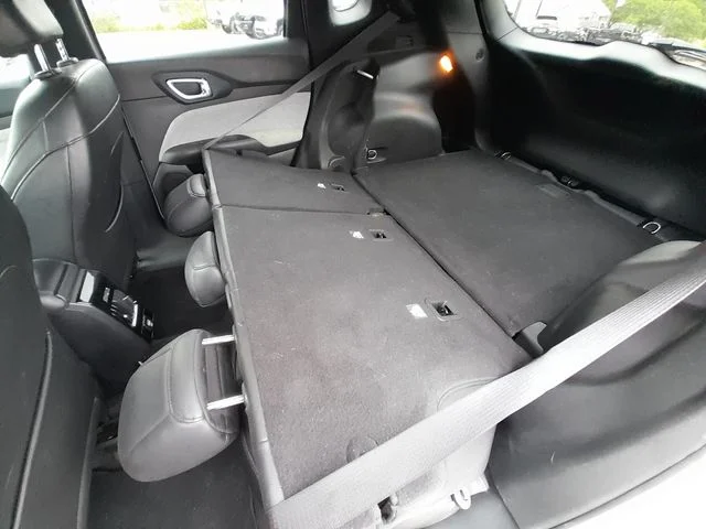 Used 2024 Silver Jeep Latitude image 39
