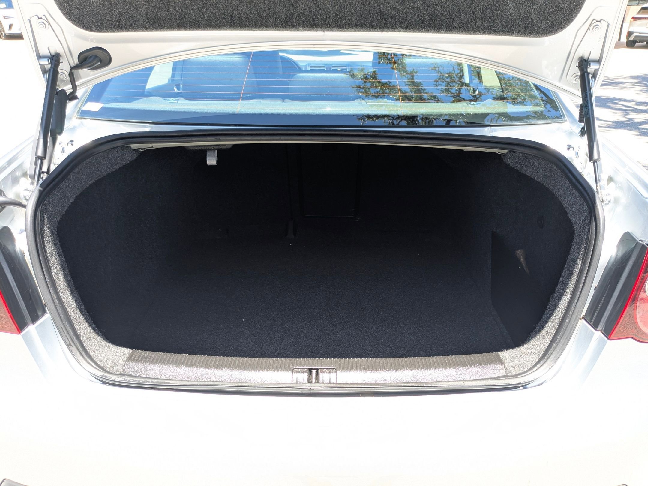 Used 2010 Silver Volkswagen Wolfsburg image 19