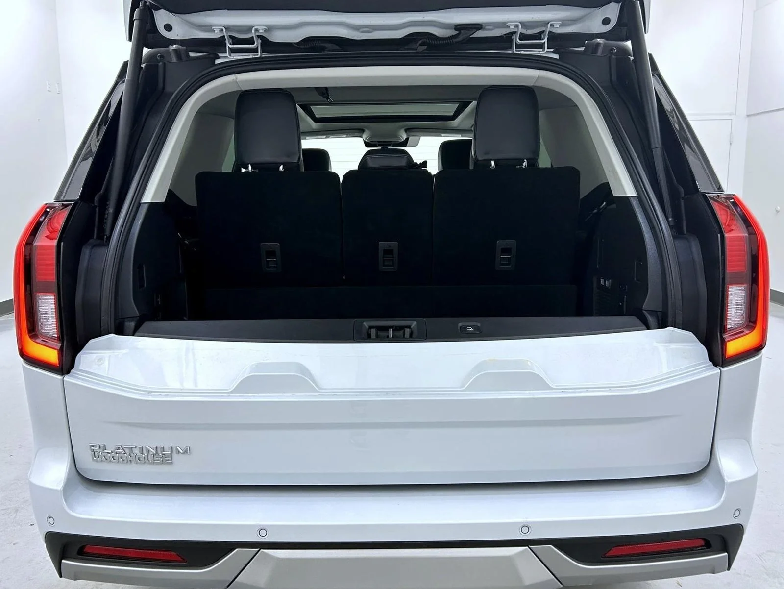 Used 2025 Silver Ford Platinum image 26