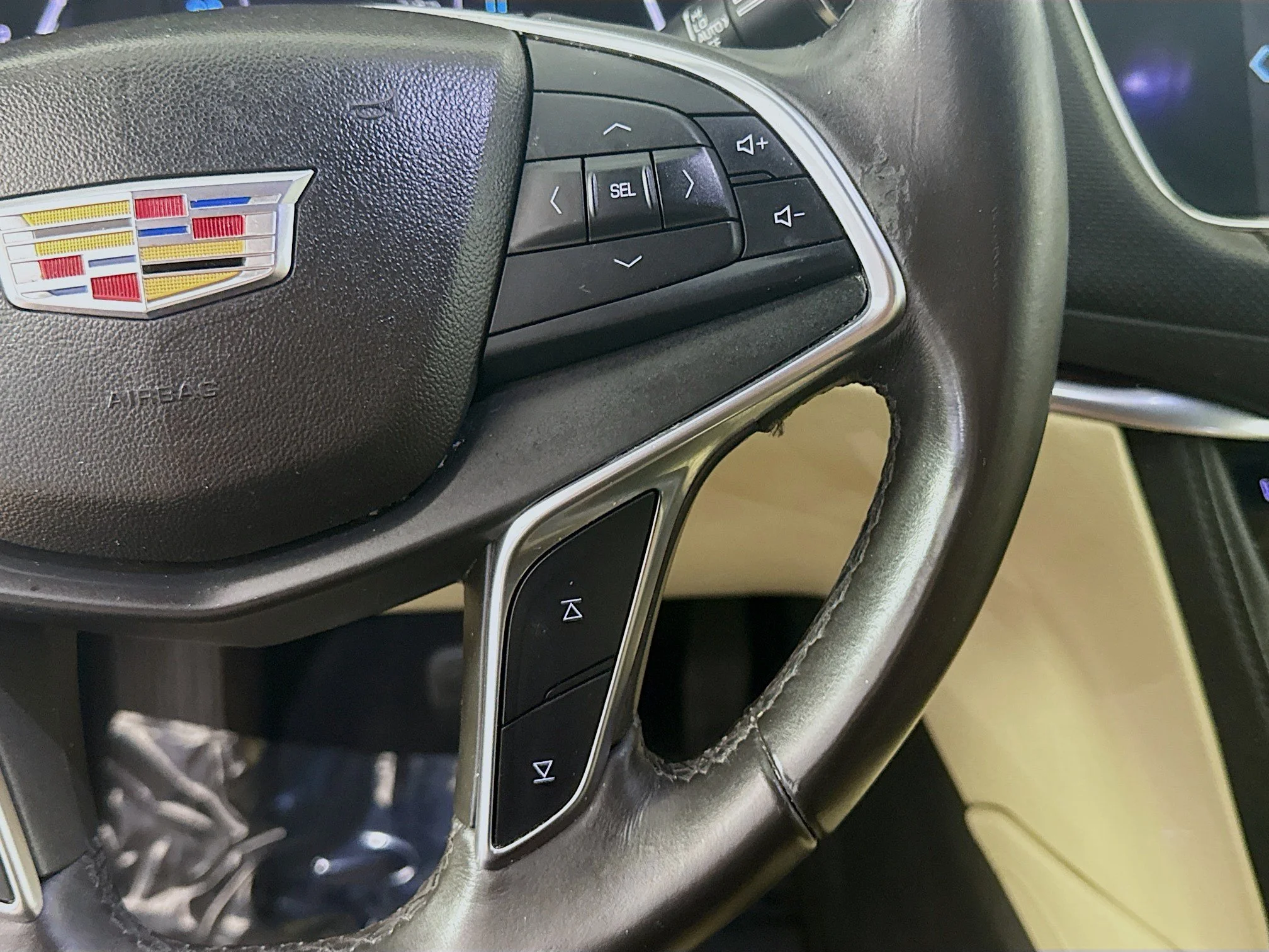 Used 2018 Crystal White Tricoat Cadillac Luxury FWD image 11