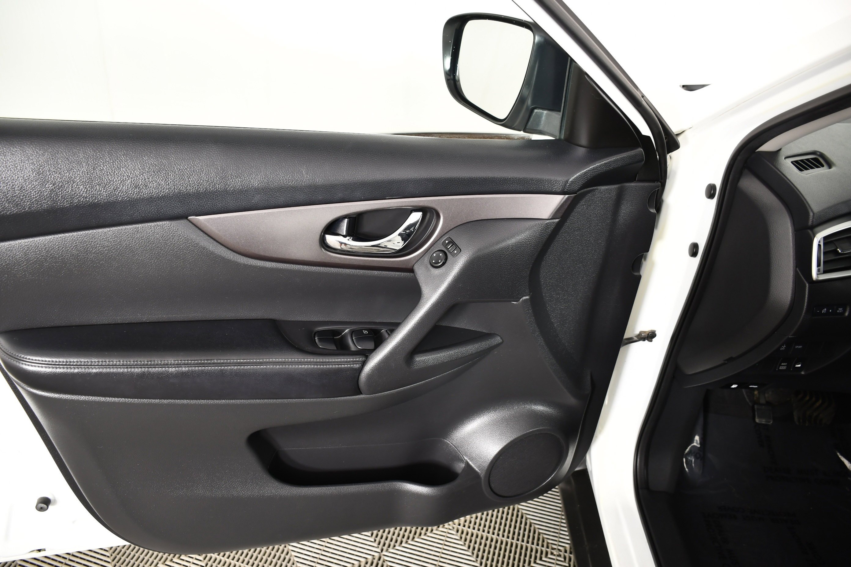 Used 2015 Glacier White Nissan S image 34