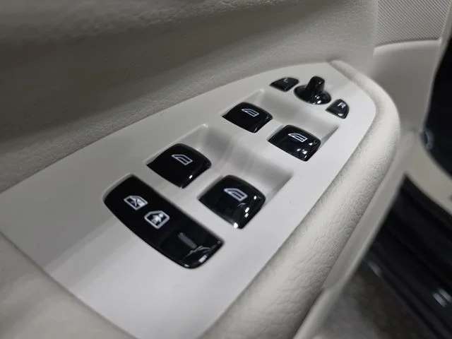 Used 2019 Magic Blue Metallic Volvo T5 Momentum image 26