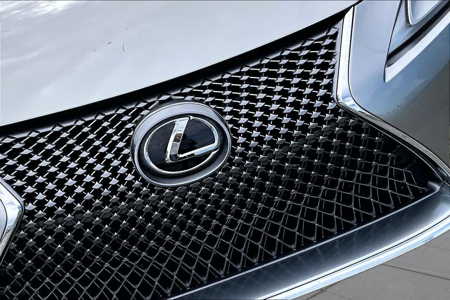 Used 2019 Atomic Silver Lexus  image 30