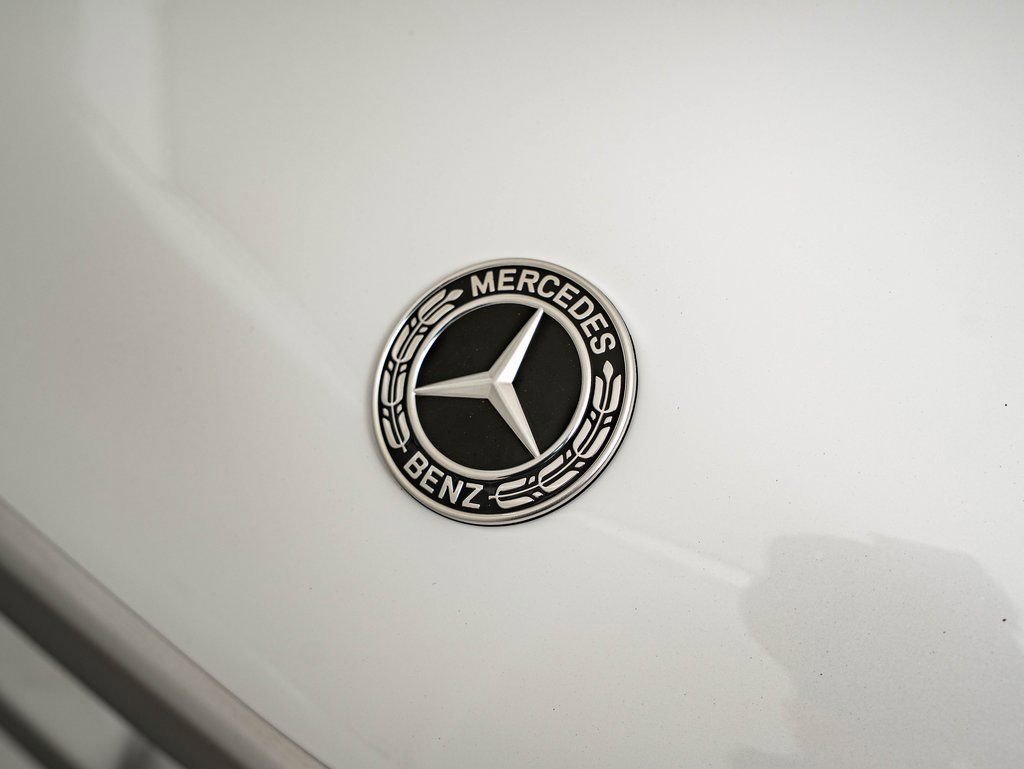 New 2026 MANUFAKTUR Moonlight White Metallic Mercedes-Benz GLS 580 image 4