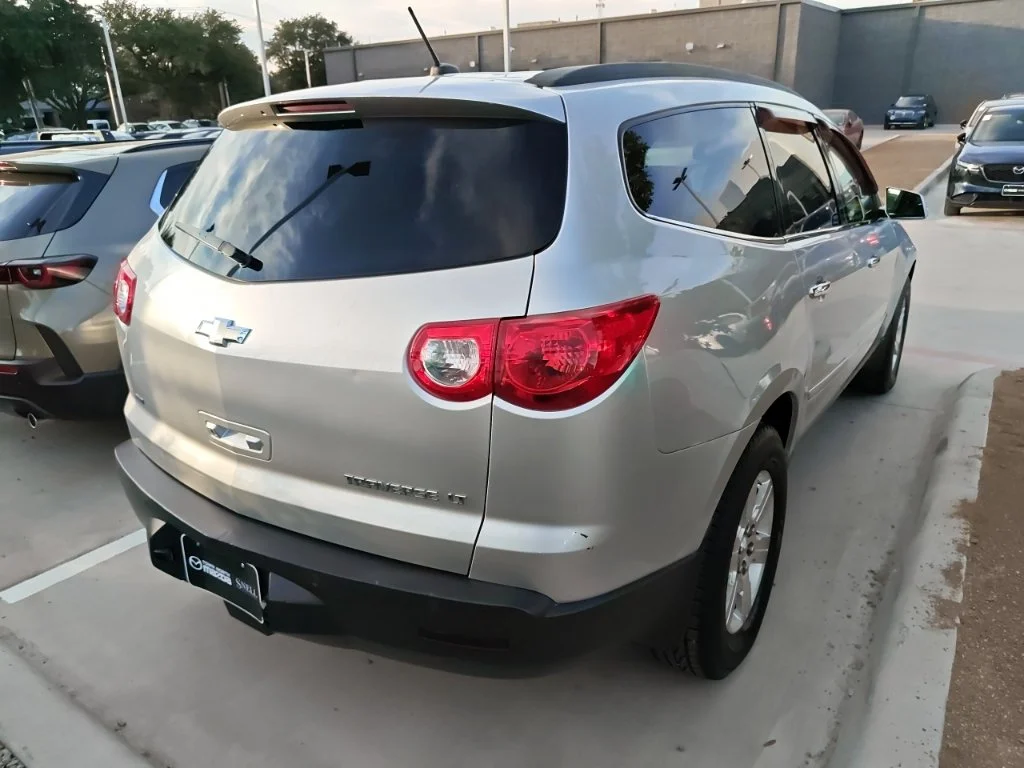 Used 2010 Silver Chevrolet 2LT image 3