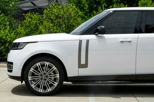 Used 2024 White Land Rover SE image 19