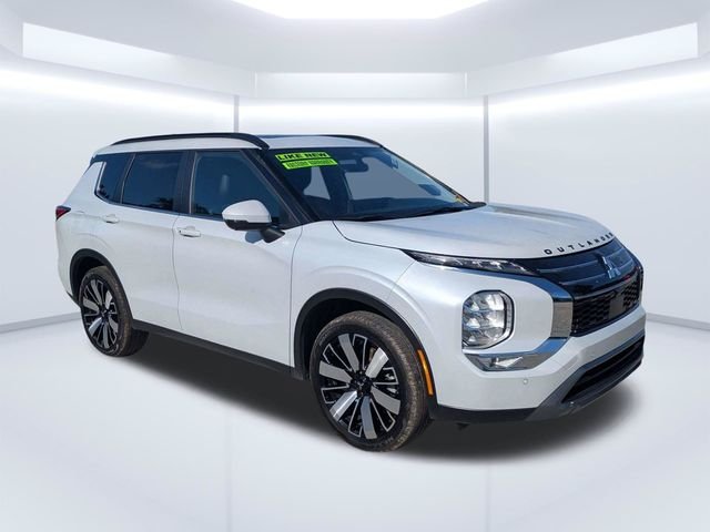 Used 2025 White Mitsubishi SE image 1