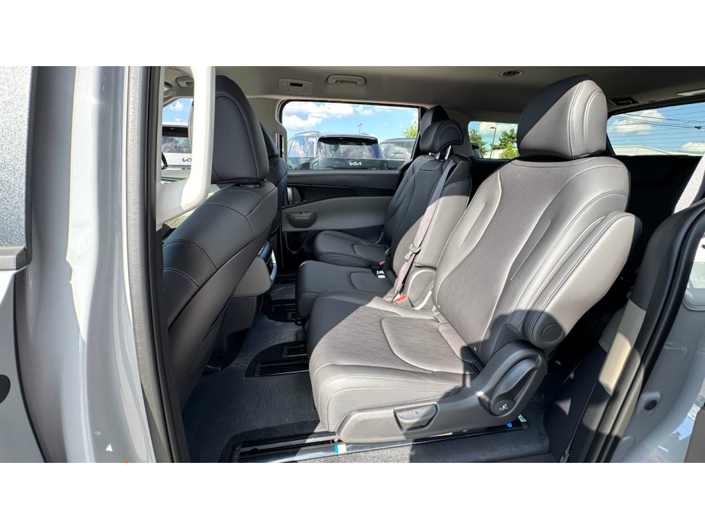 New 2027 Ceramic Silver Kia LXS image 23