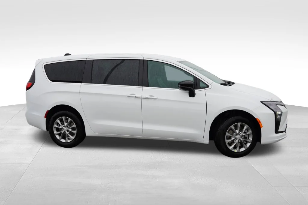 New 2027 Bright White Clear-Coat Paint Chrysler Select image 2