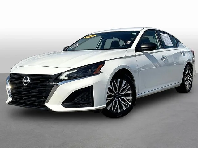 Used 2025 White Nissan 2.5 SV image 3