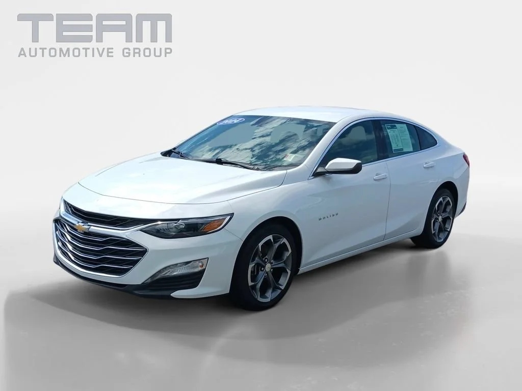 Used 2024 Summit White Chevrolet 1LT image 3