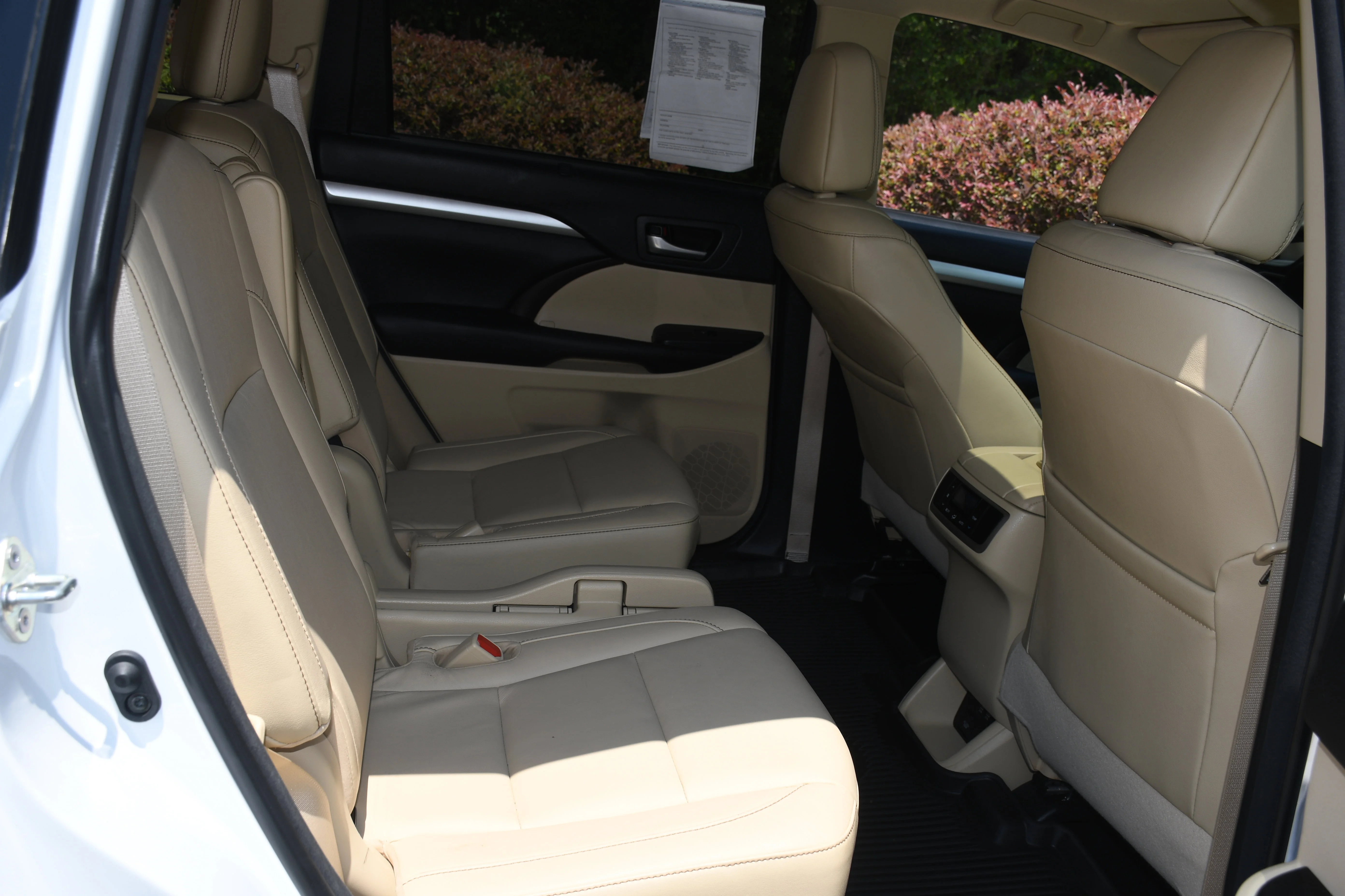 Used 2018 White Toyota XLE image 20