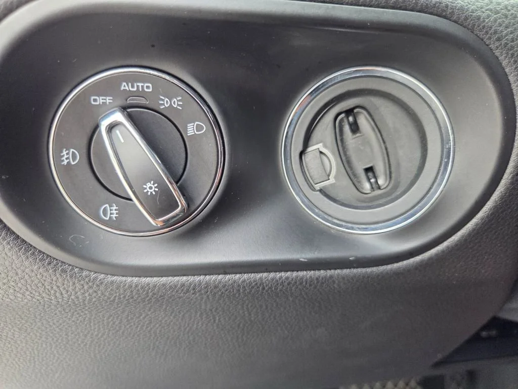 Used 2018 Silver Porsche  image 19