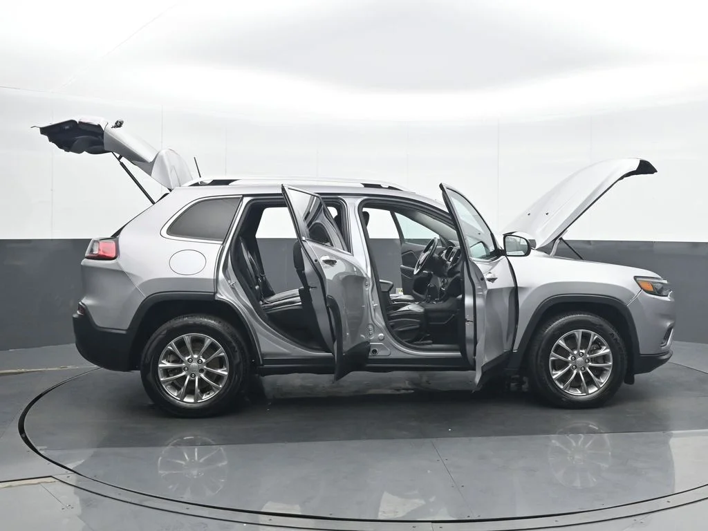 Used 2019 Silver Jeep Latitude Plus image 36
