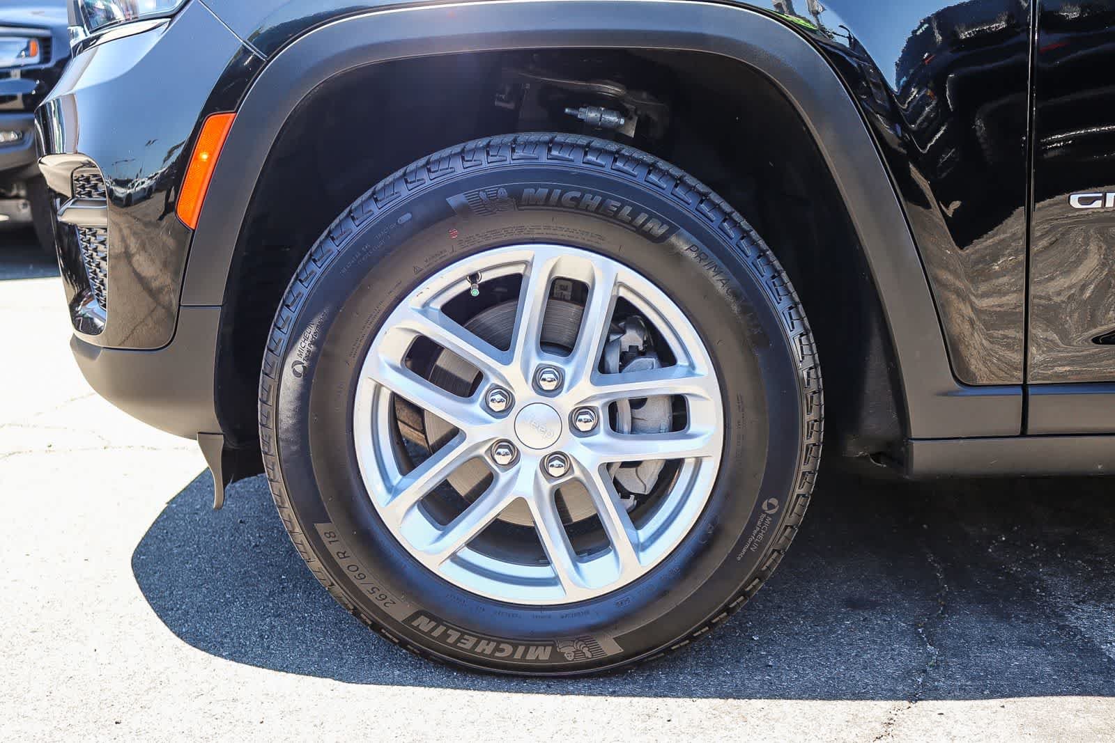 Used 2025 Diamond Black Crystal Pearlcoat Jeep Laredo X image 11