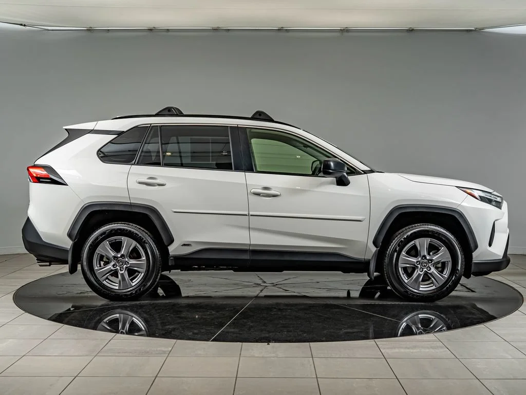 Used 2025 Ice Toyota LE image 4