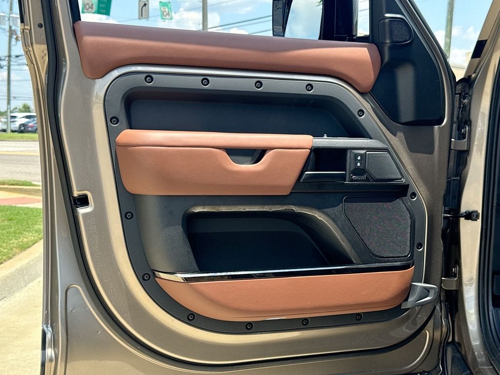 Used 2025  Land Rover OCTA image 12