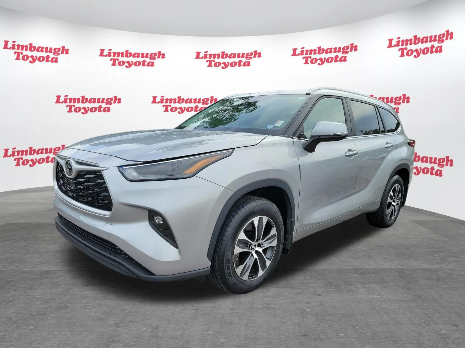 Used 2023 Silver Toyota XLE image 27