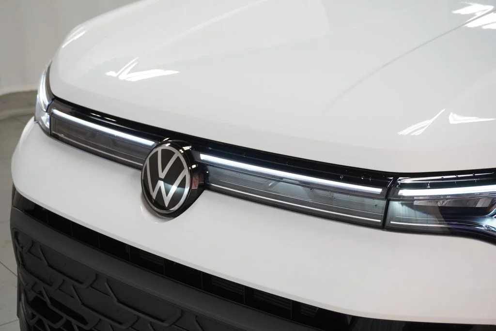 New 2027 Pure White w/Deep Black Roof Volkswagen 1.5T SE Black image 27