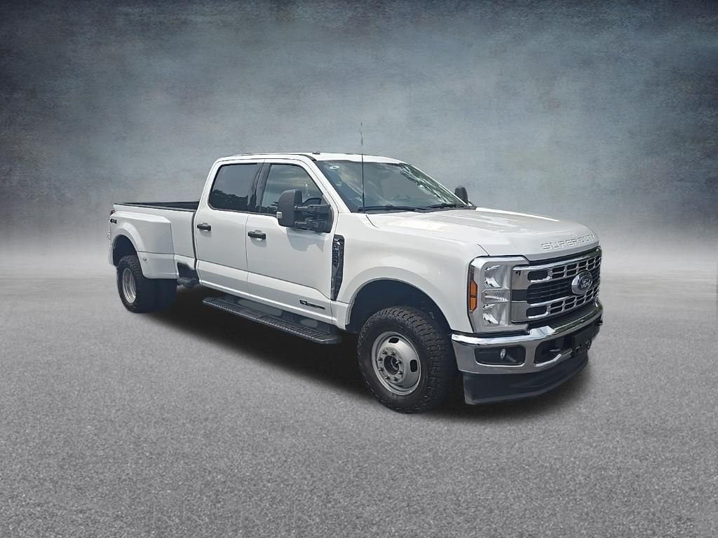 Used 2026 Oxford White Ford XLT image 2