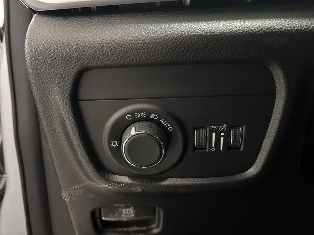 New 2026 Silver Zynith Exterior Paint Jeep Altitude image 17