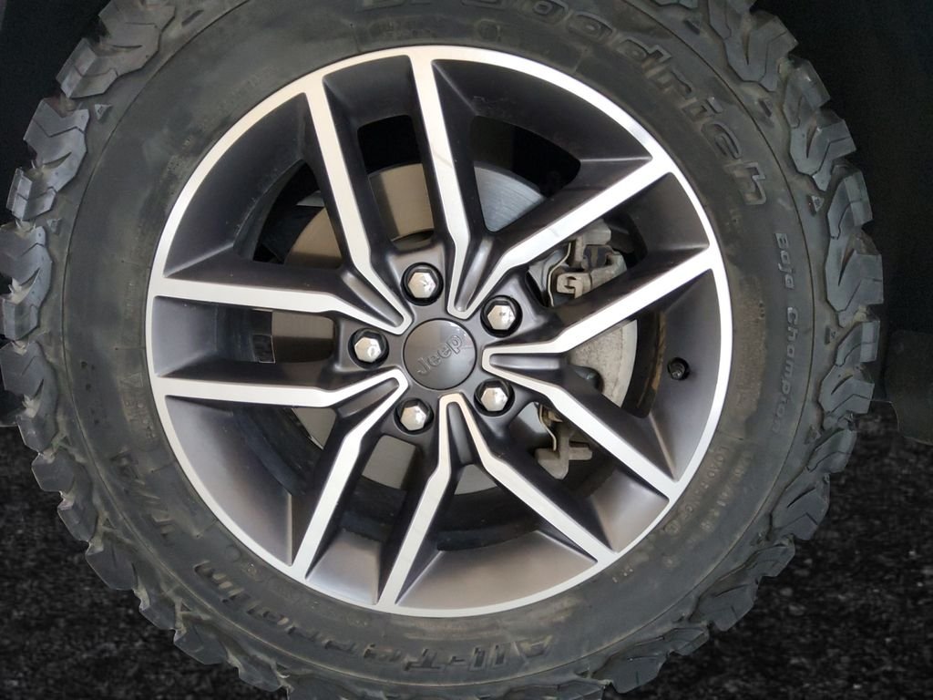 Used 2020 White Jeep Laredo image 26