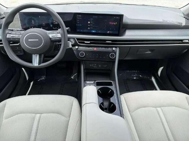 Used 2025 White Hyundai SEL image 17