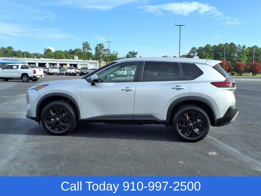 Used 2022 Silver Nissan SV Intelligent AWD image 3