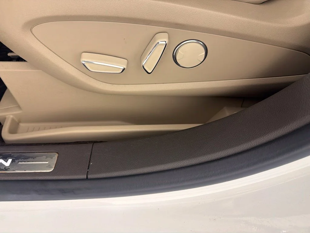 Used 2022 White Metallic Lincoln Reserve image 16