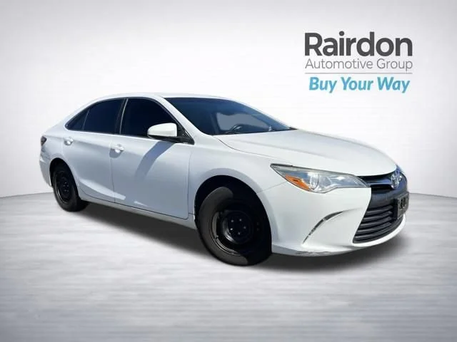 Used 2015 Super White Toyota XLE image 1