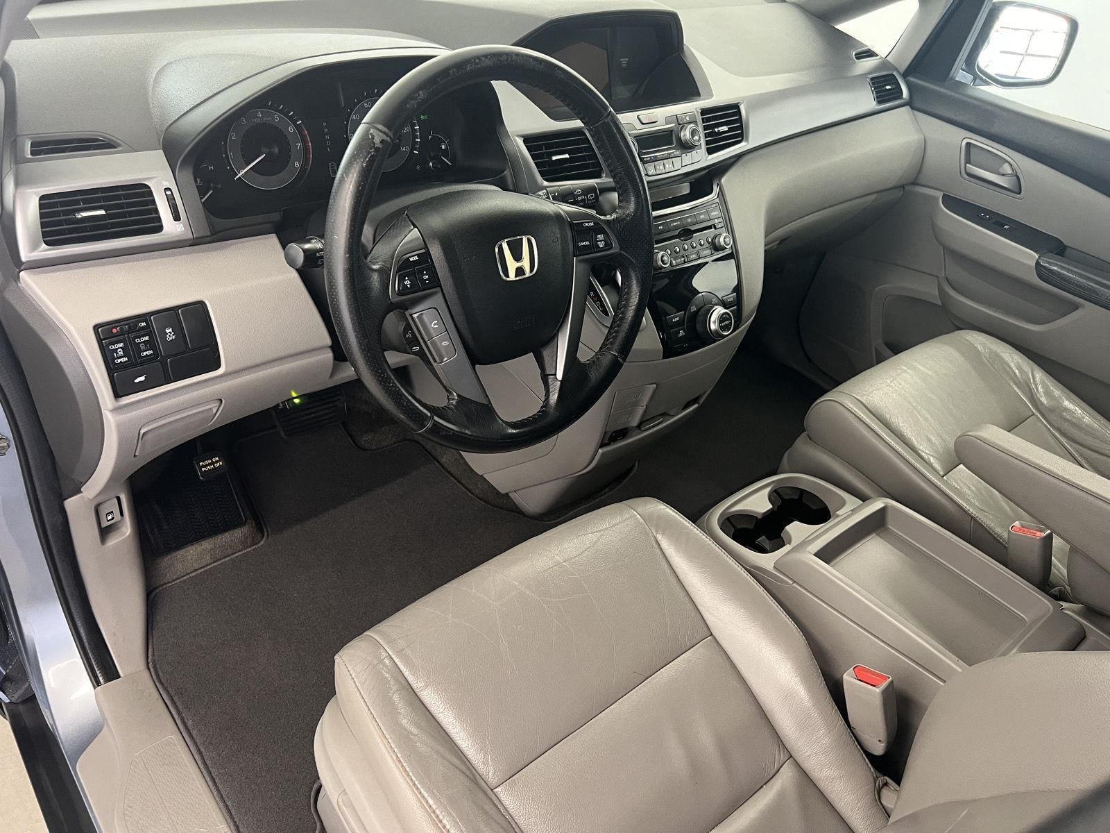 Used 2011 Alabaster Silver Metallic Honda EX-L image 13