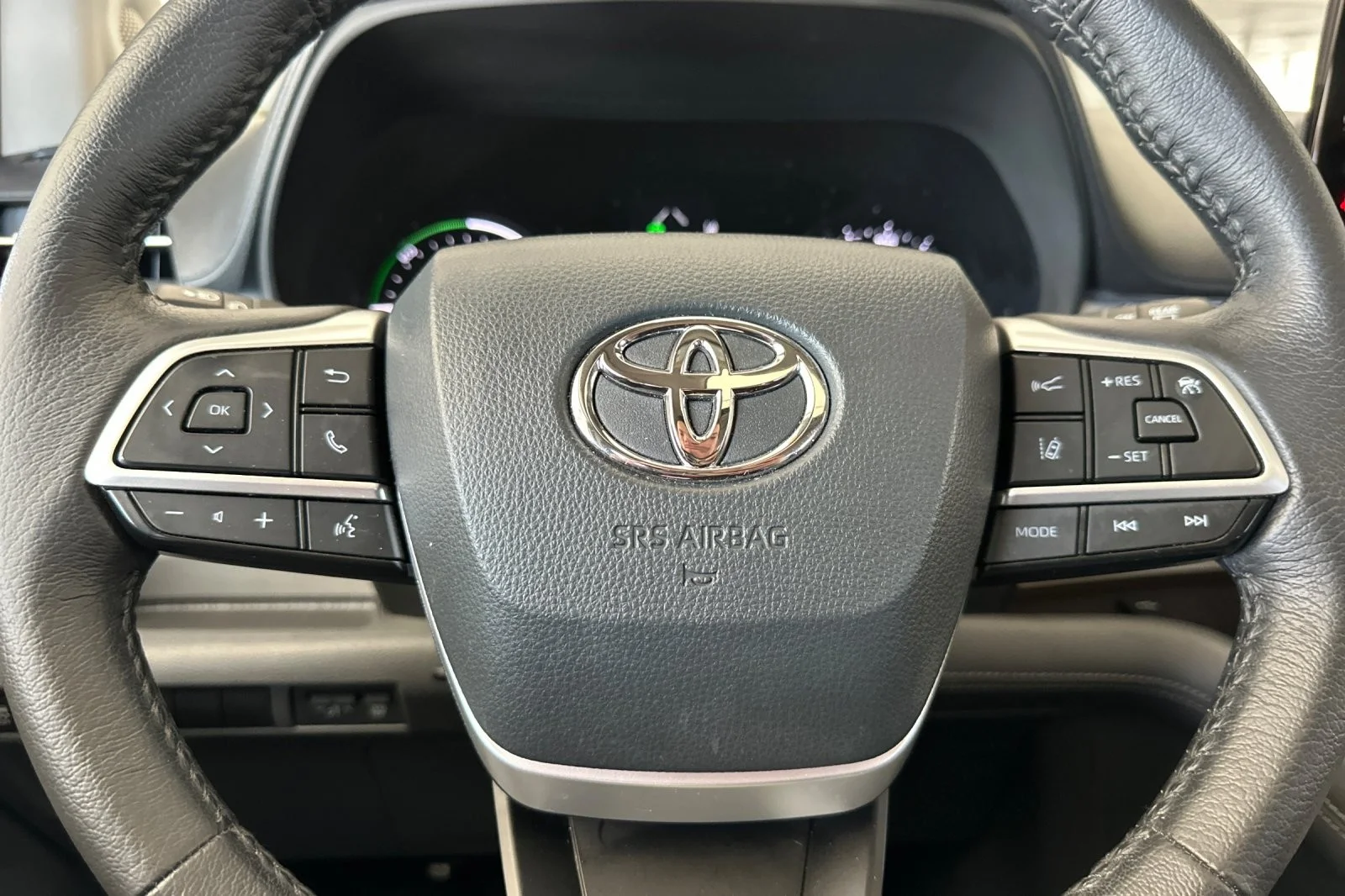 Used 2022 CELESTIAL SILVER MET Toyota XLE image 24