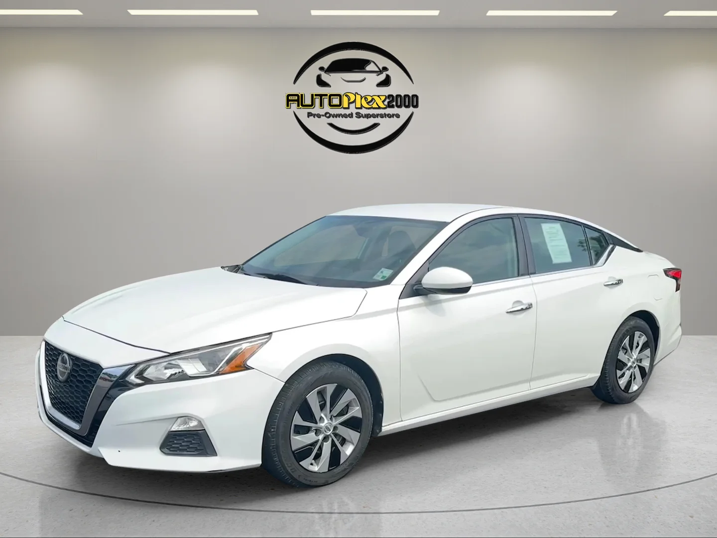 Used 2020 White Nissan 2.5 S image 3