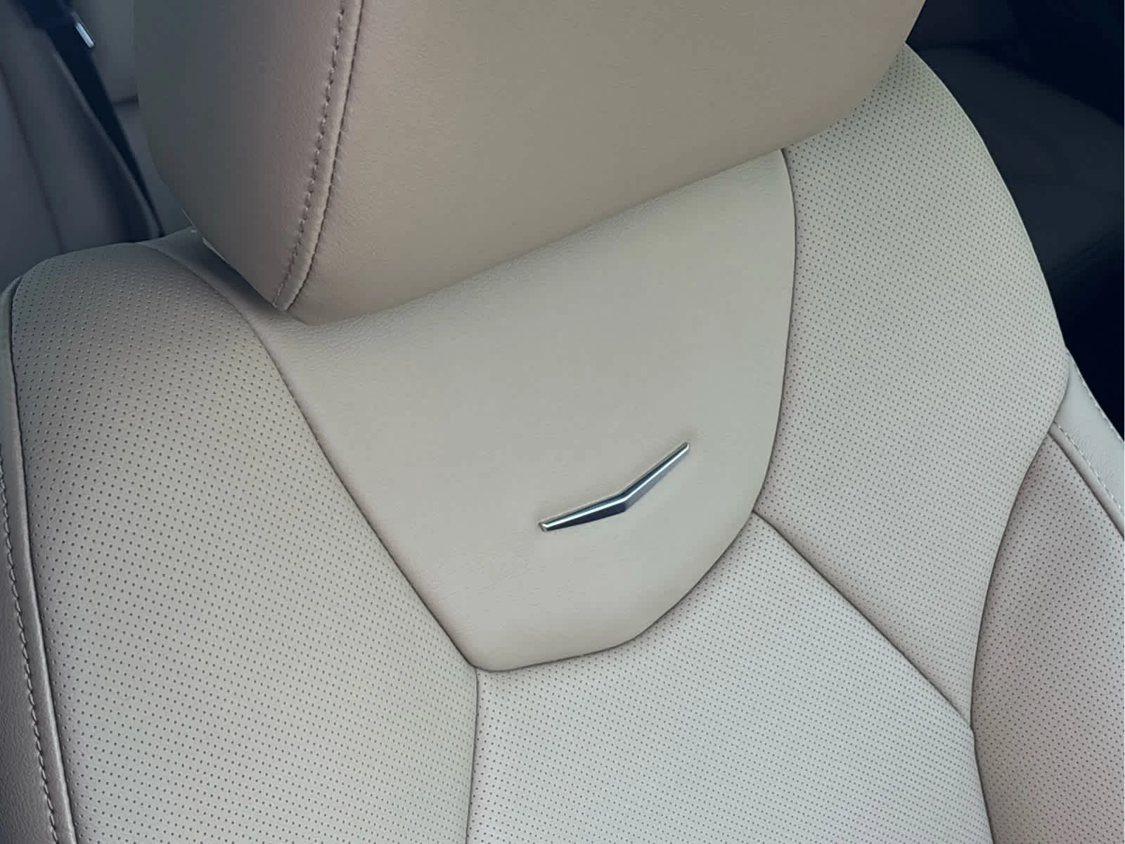 Certified Used 2025 Crystal White Tricoat Cadillac Premium Luxury image 13