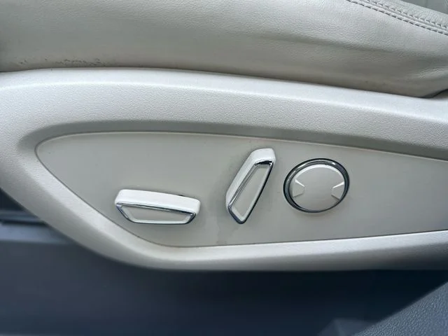 Used 2016 White Lincoln Reserve image 13